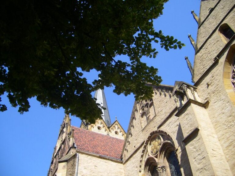 Münsterkirche Herford mit Linde